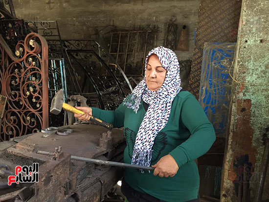 نادية أول مصرية تعمل بالحدادة (18)