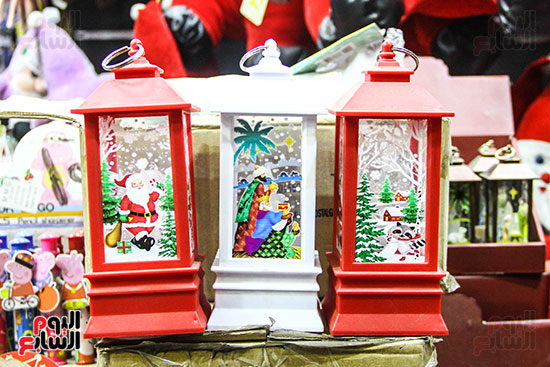 صور هدايا بابا نويل واحتفالات رأس السنة تزين شوارع المحروسة (42)