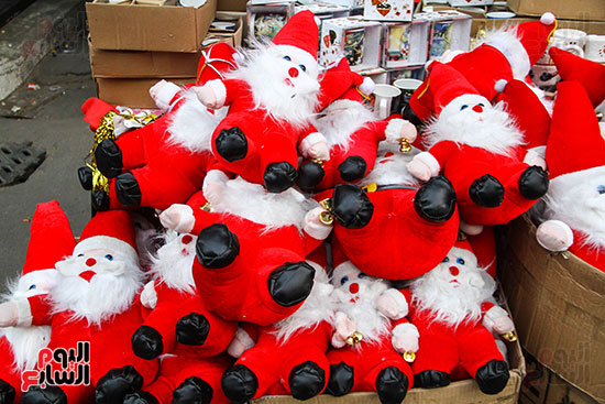 صور هدايا بابا نويل واحتفالات رأس السنة تزين شوارع المحروسة (1)
