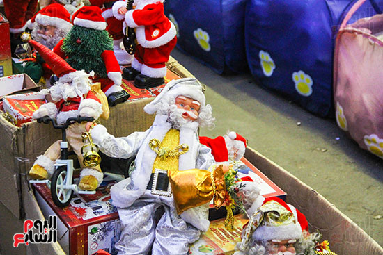 صور هدايا بابا نويل واحتفالات رأس السنة تزين شوارع المحروسة (37)