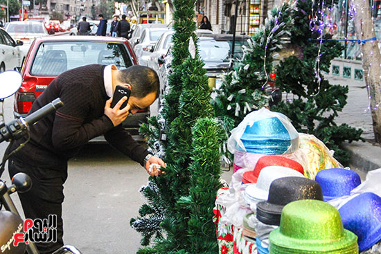 صور هدايا بابا نويل واحتفالات رأس السنة تزين شوارع المحروسة (31)