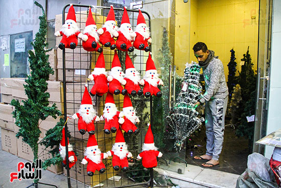 صور هدايا بابا نويل واحتفالات رأس السنة تزين شوارع المحروسة (25)