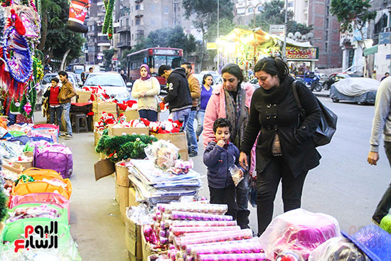 صور هدايا بابا نويل واحتفالات رأس السنة تزين شوارع المحروسة (32)