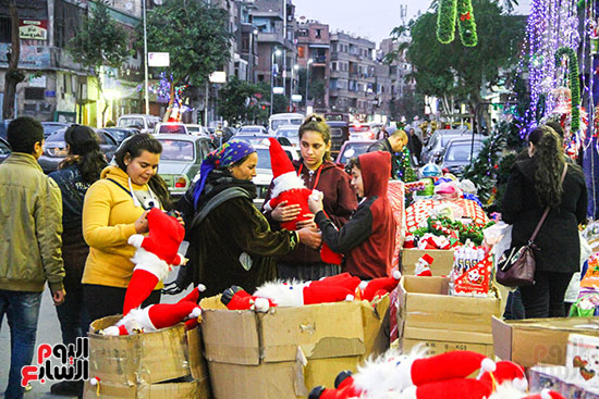 صور هدايا بابا نويل واحتفالات رأس السنة تزين شوارع المحروسة (39)