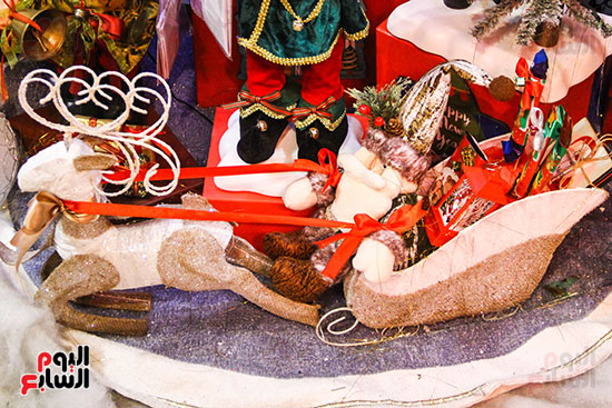 صور هدايا بابا نويل واحتفالات رأس السنة تزين شوارع المحروسة (64)