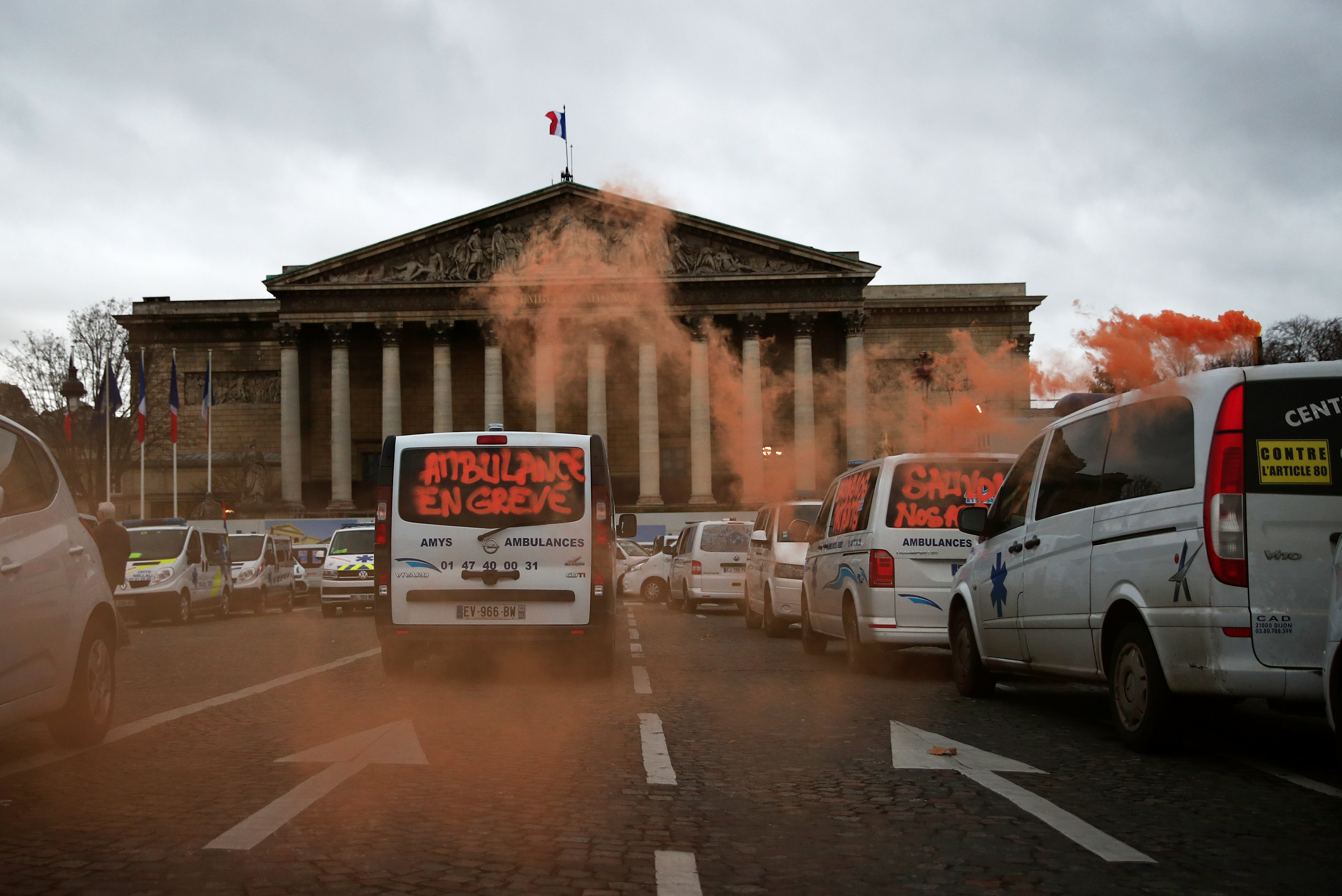 مظاهرات أمام مقر البرلمان الفرنسى