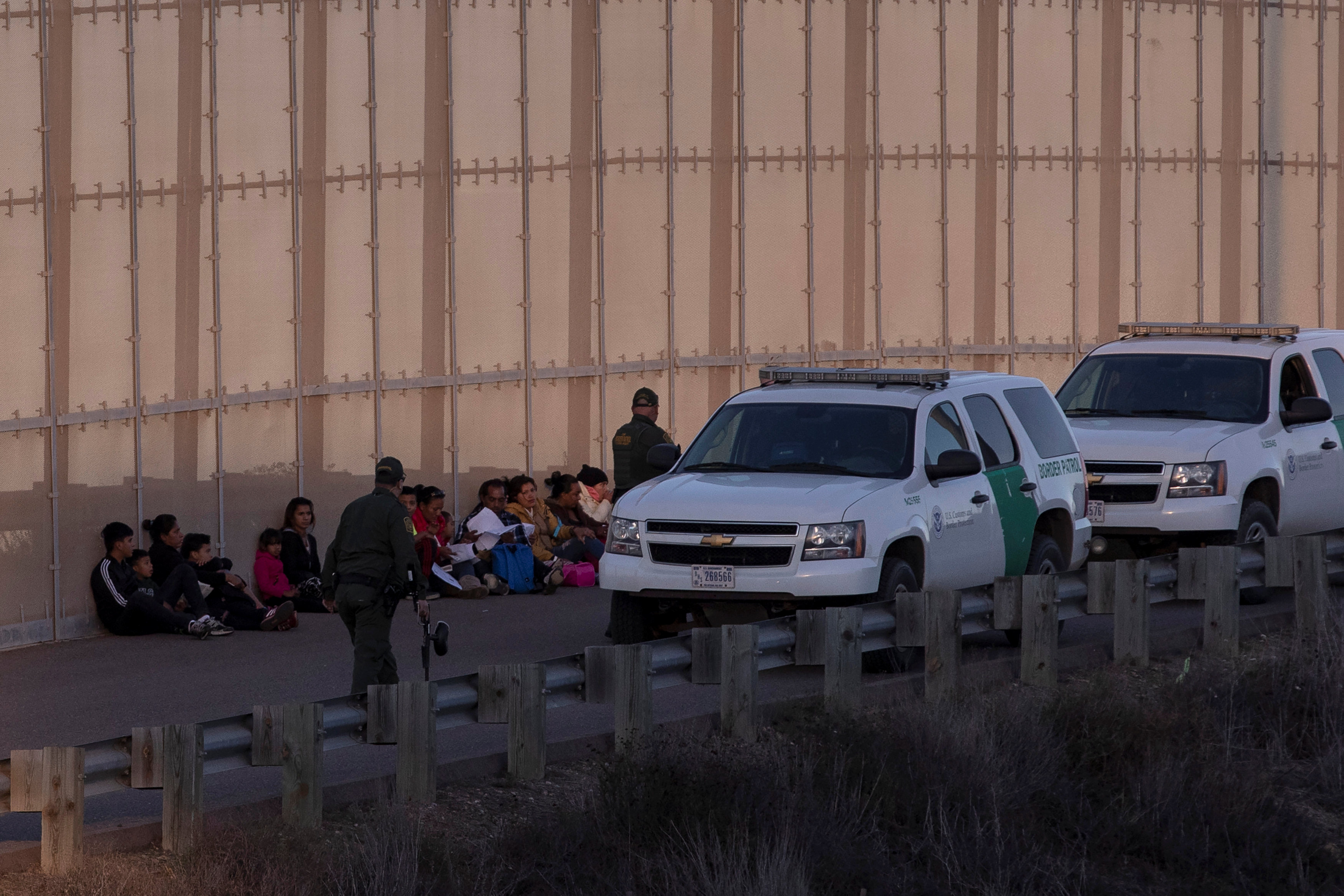 القوات المكسيكية تحتجز عددا من المهاجرين