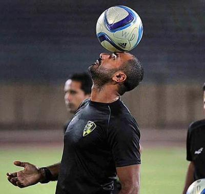 محمد شوقى  يضع الكرة على رأسه