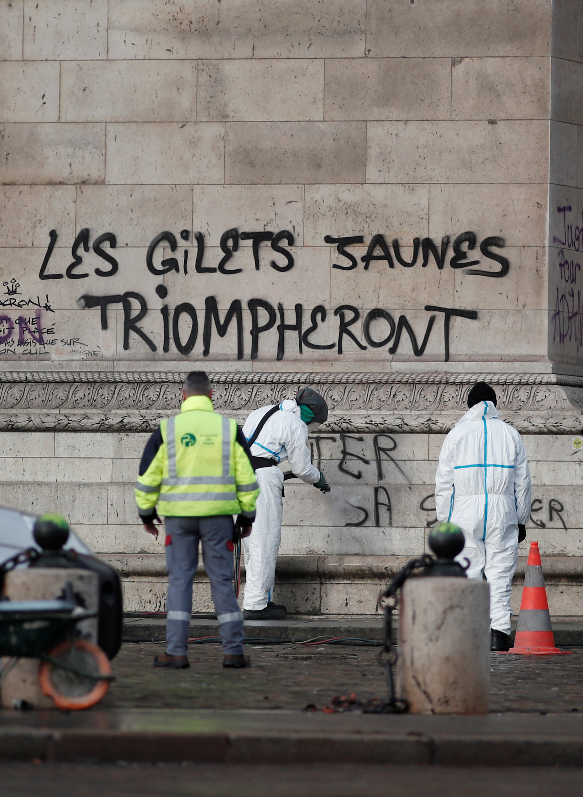 نشطاء فرنسا يشوهون الحوائط بالكتابة عليها