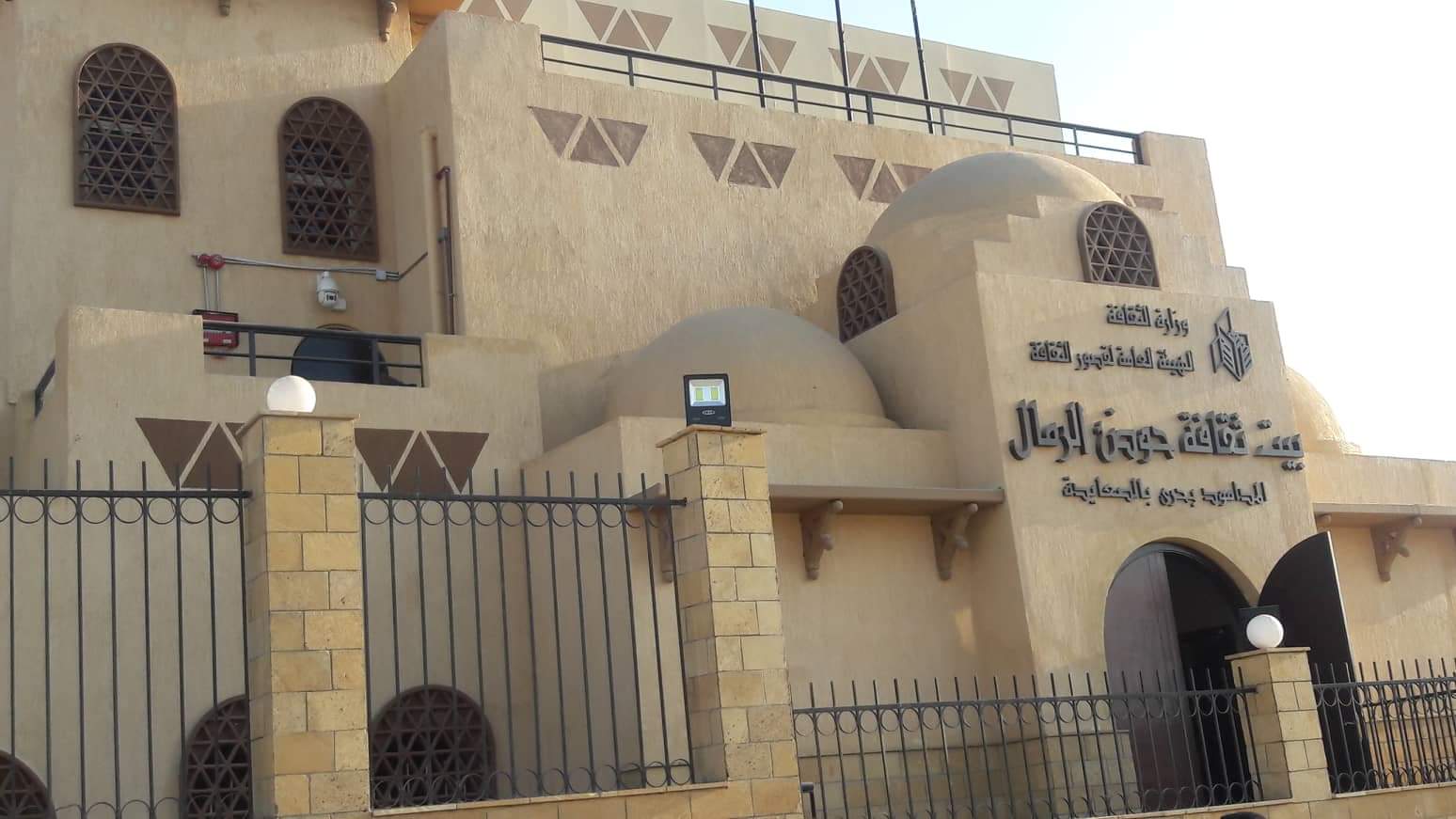 عواض يتفقد المواقع الثقافية الجديدة بالأقصر (1)