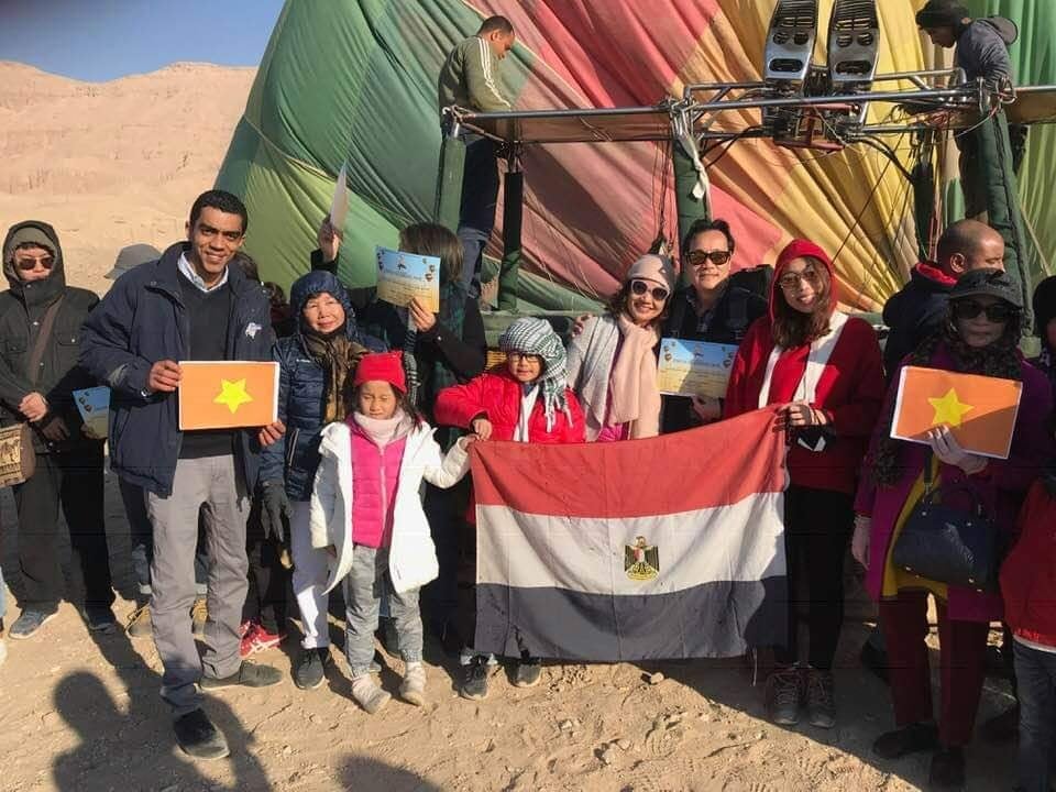 فوج سياحي فيتنامي يرفعون علم بلادهم وعلم مصر خلال رحلة البالون الطائر  (6)