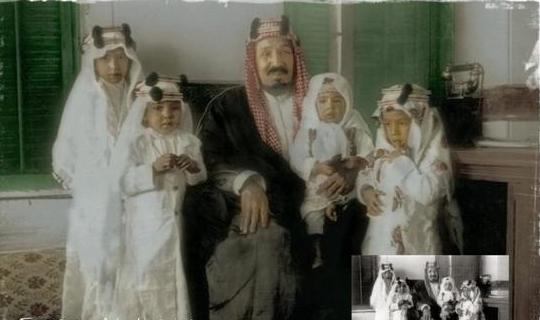 الملك عبدالعزيز في وسط ابناءه الامراء مشعل وطلال ونواف ومتعب