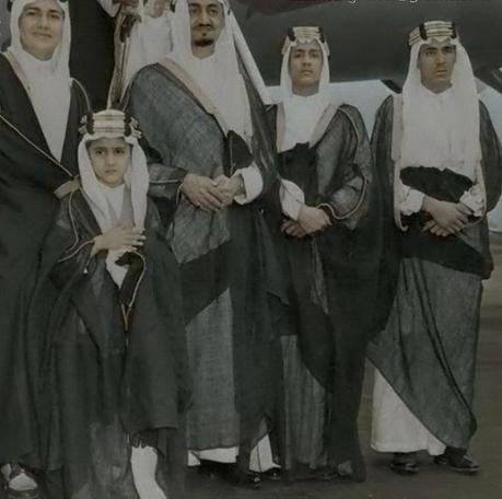 الملك فيصل بن عبدالعزيز والامير سعود الفيصل بطفولته