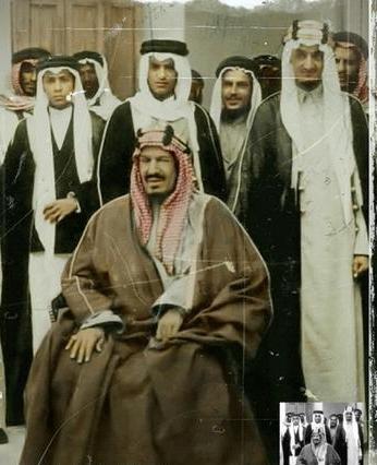 الملك عبدالعزيز بن عبدالرحمن آل سعود مع ابنائه الملك فيصل والملك فهد والملك عبدالله