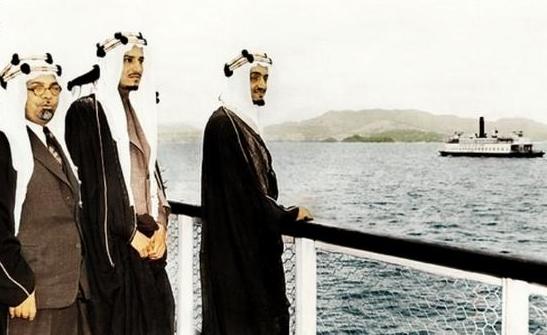 الملك فيصل بن عبدالعزيز والملك خالد بن عبدالعزيز والشيخ حافظ وهبة