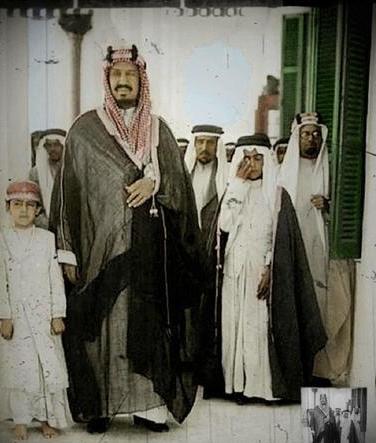 الملك عبدالعزيز آل سعود والامراء مشعل بن عبدالعزيز ونواف بن عبد العزيز