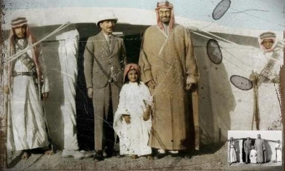 الملك عبدالعزيز مع ابنه الامير منصور عام 1925