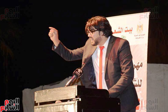 أحد الشعراء العرب خلال امسيات بيت الشعر بالأقصر