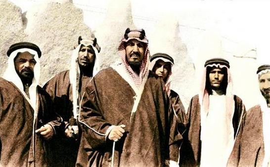 الملك عبدالعزيز والأمير سعود بن عبدالعزيز والأمير محمد والأمير خالد بن عبدالعزيز