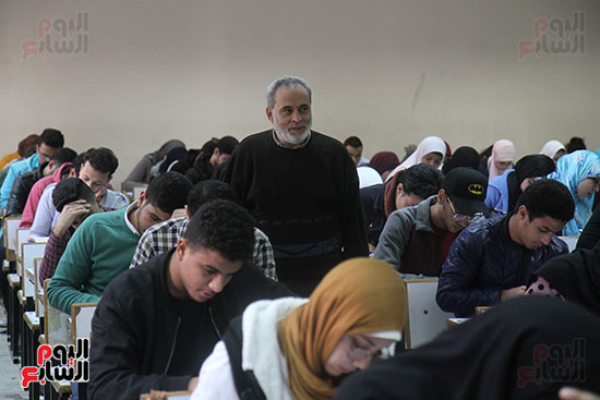 امتحانات جامعة القاهرة (12)