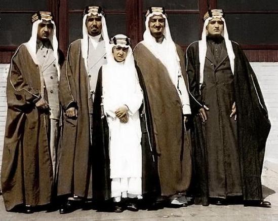 الملك فهد والملك فيصل والامراء محمد وعبدالله الفيصل ونواف بن عبدالعزيز