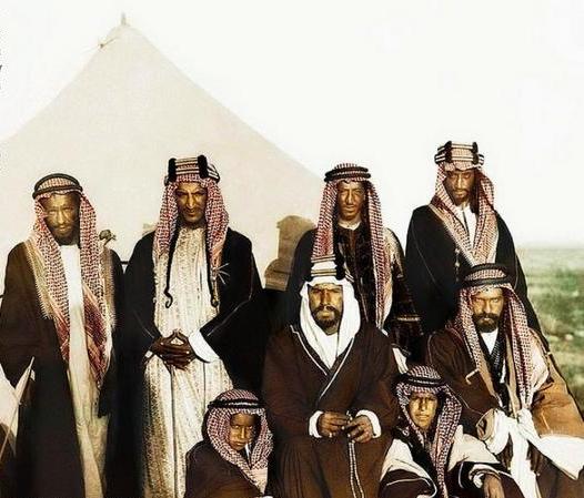 الملك عبدالعزيز أل سعود وعلى يمينه من الخلف الامير تركي الأول