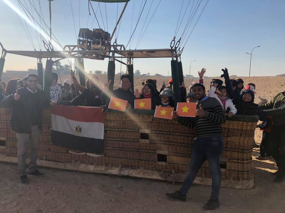 فوج سياحي فيتنامي يرفعون علم بلادهم وعلم مصر خلال رحلة البالون الطائر  (3)