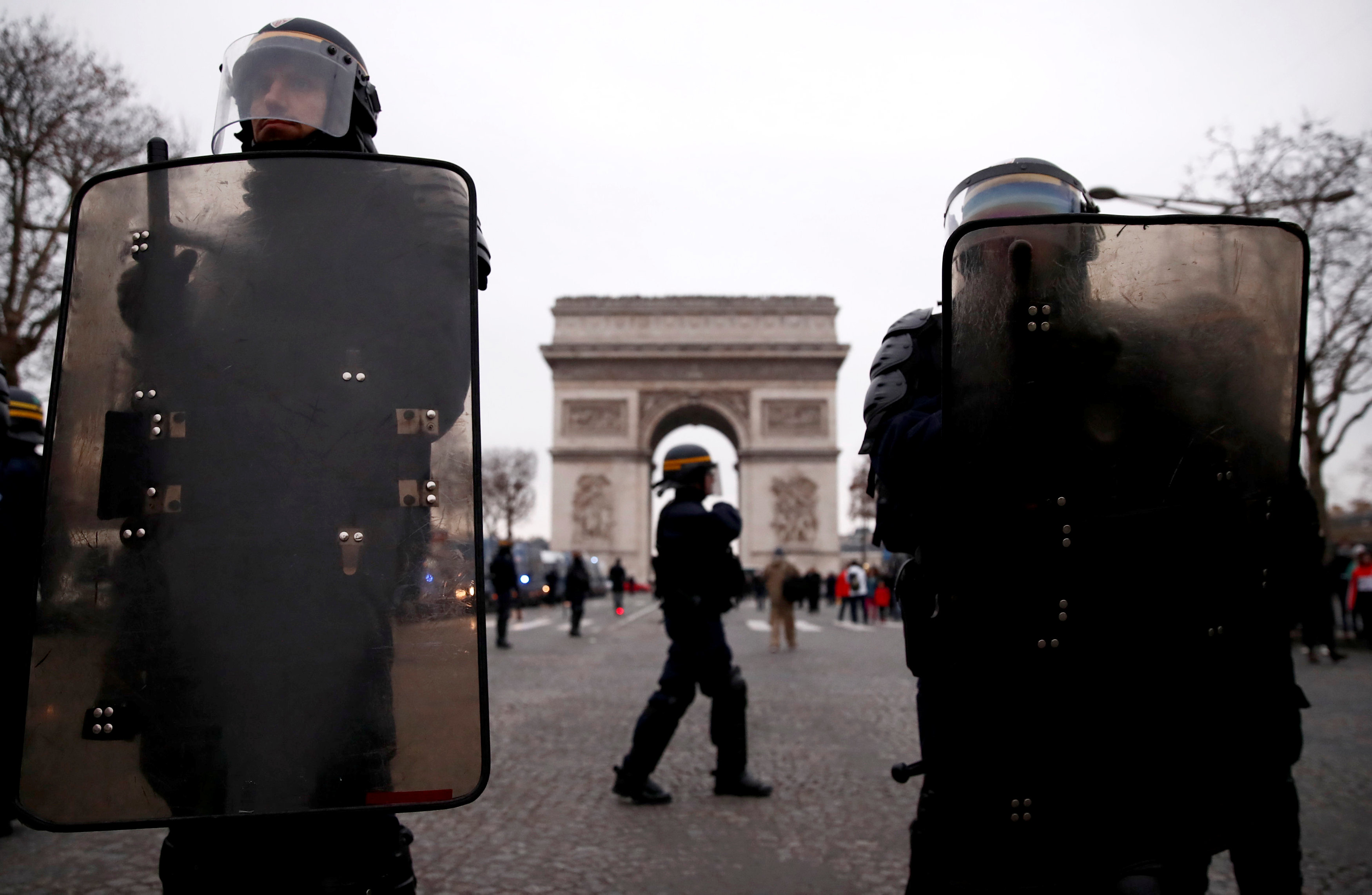 الصدامات العنيفة بين متظاهرى السترات الصفراء وشرطة باريس (2)