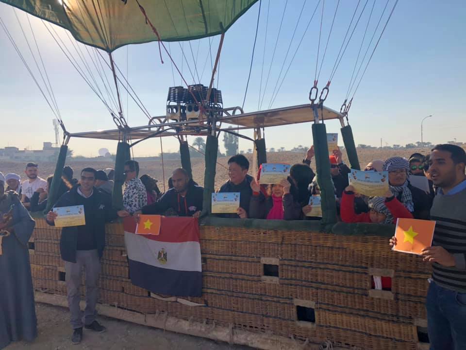 فوج سياحي فيتنامي يرفعون علم بلادهم وعلم مصر خلال رحلة البالون الطائر  (4)
