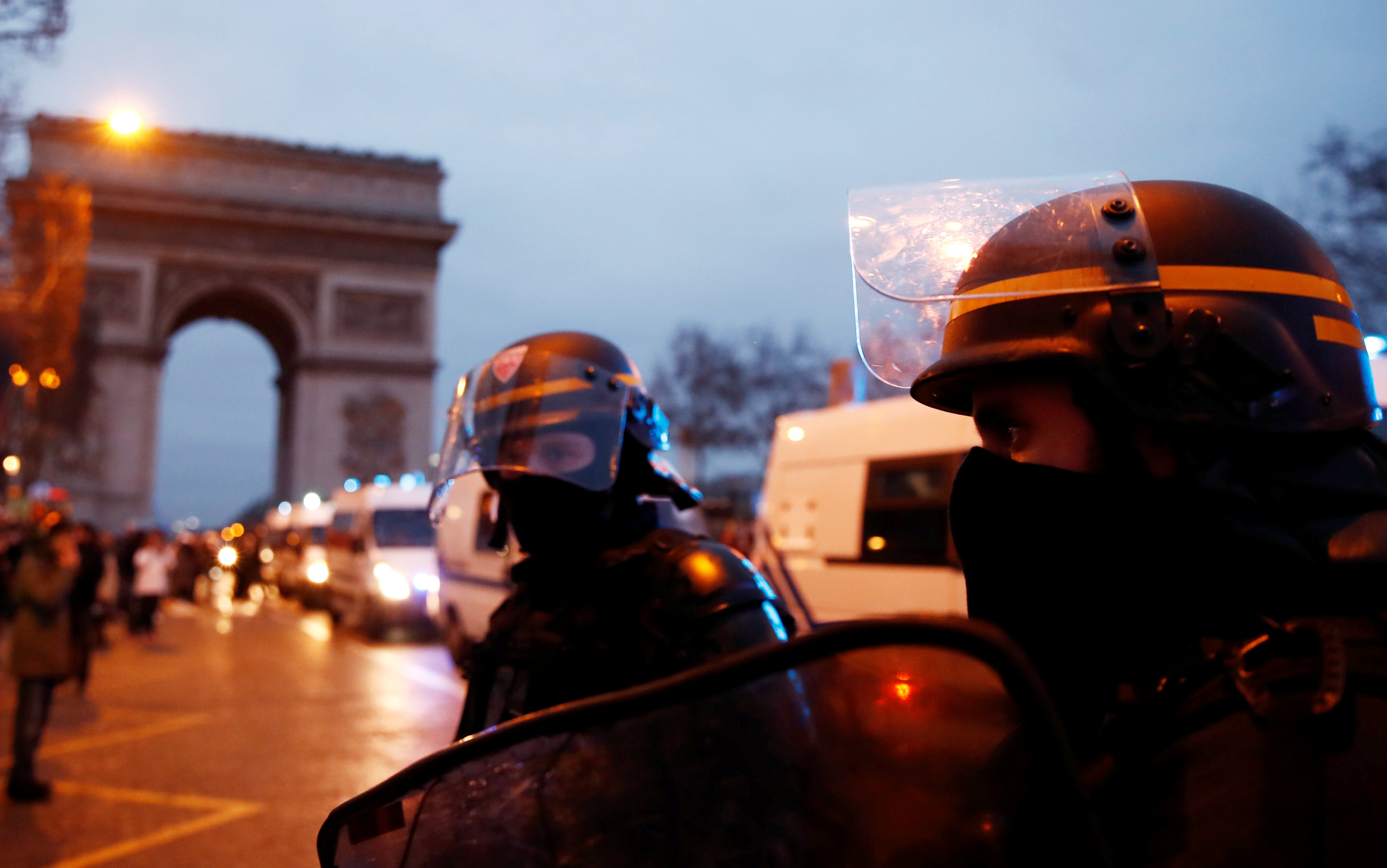 الصدامات العنيفة بين متظاهرى السترات الصفراء وشرطة باريس (4)