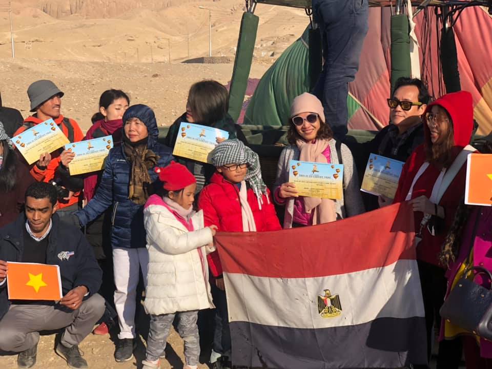 فوج سياحي فيتنامي يرفعون علم بلادهم وعلم مصر خلال رحلة البالون الطائر  (2)