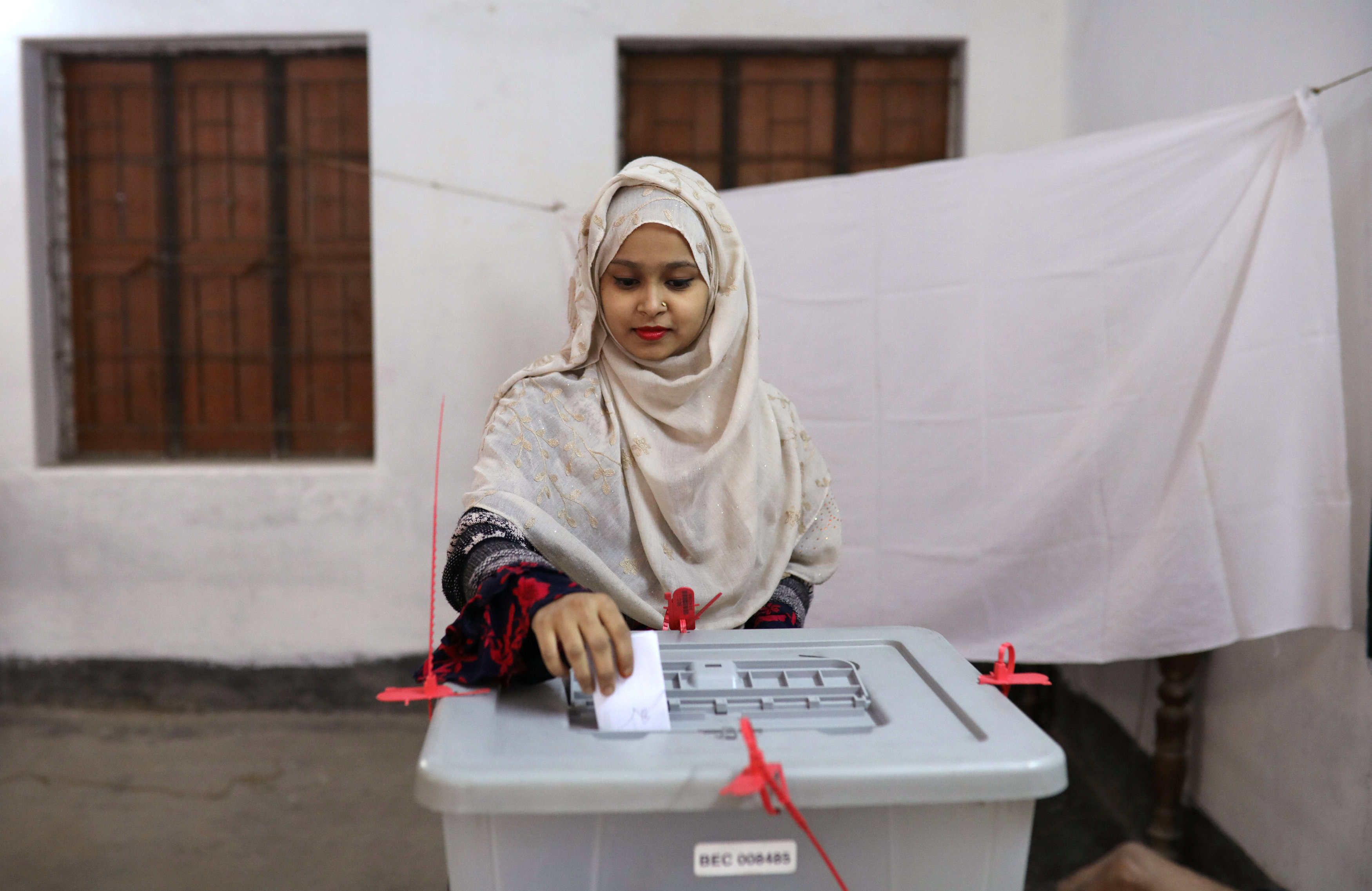 الناخبون فى بنجلادش يدلون بأصواتهم (1)