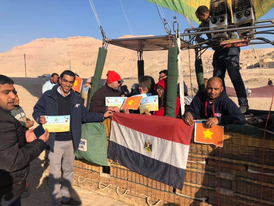 فوج سياحي فيتنامي يرفعون علم بلادهم وعلم مصر خلال رحلة البالون الطائر  (5)