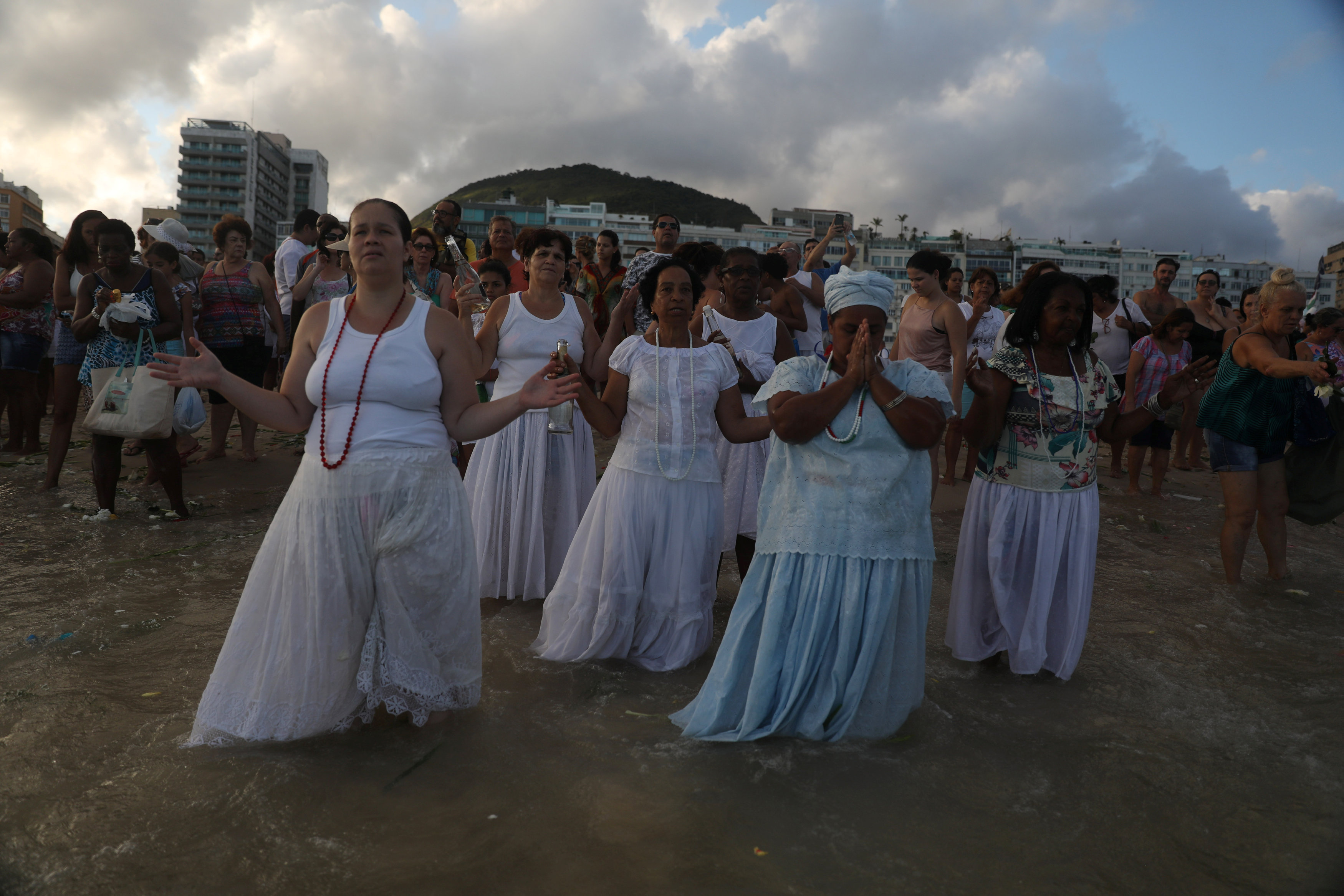  جميلات البرازيل على الشواطئ احتفالا بالعام الجديد (5)