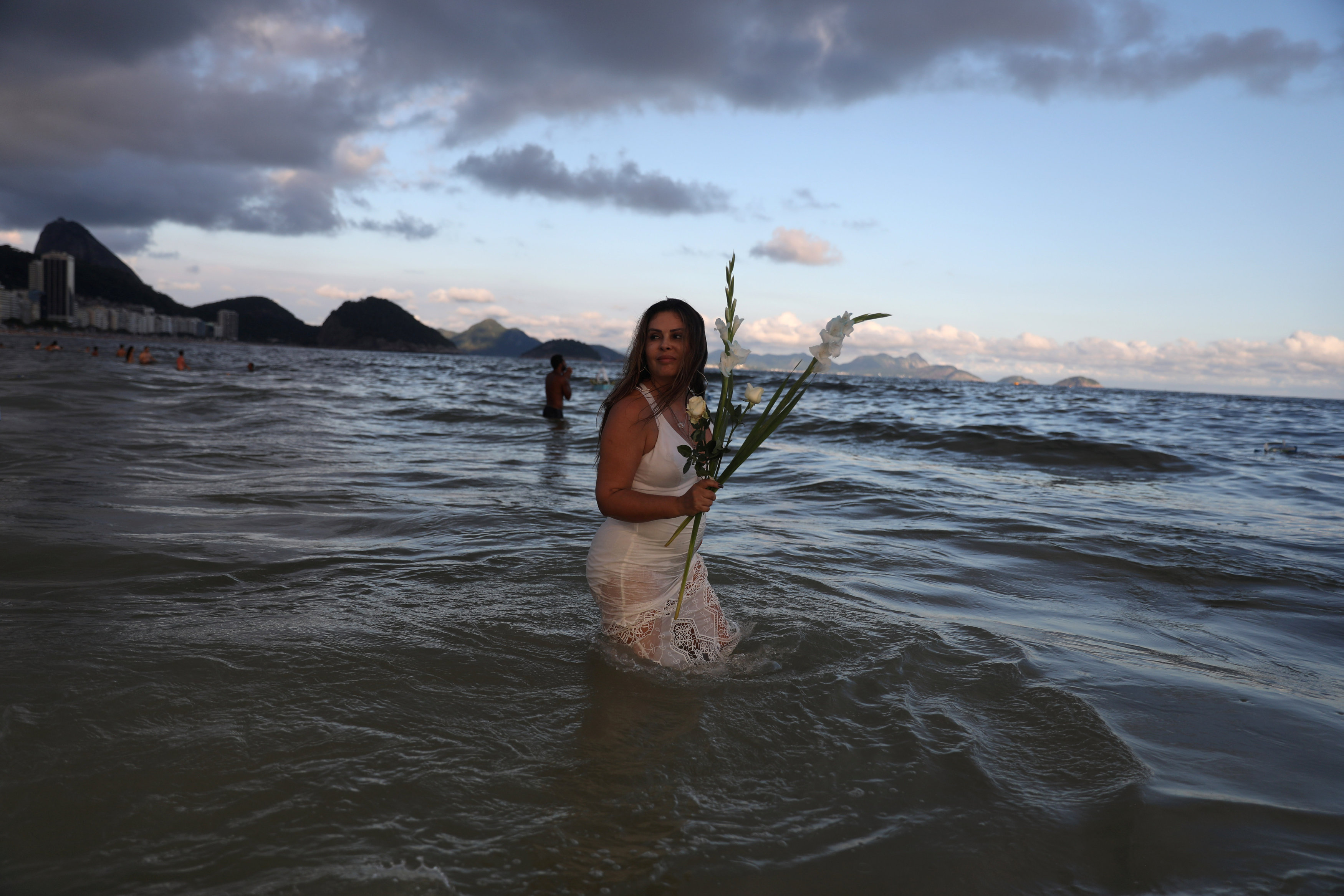 جميلات البرازيل على الشواطئ احتفالا بالعام الجديد (12)