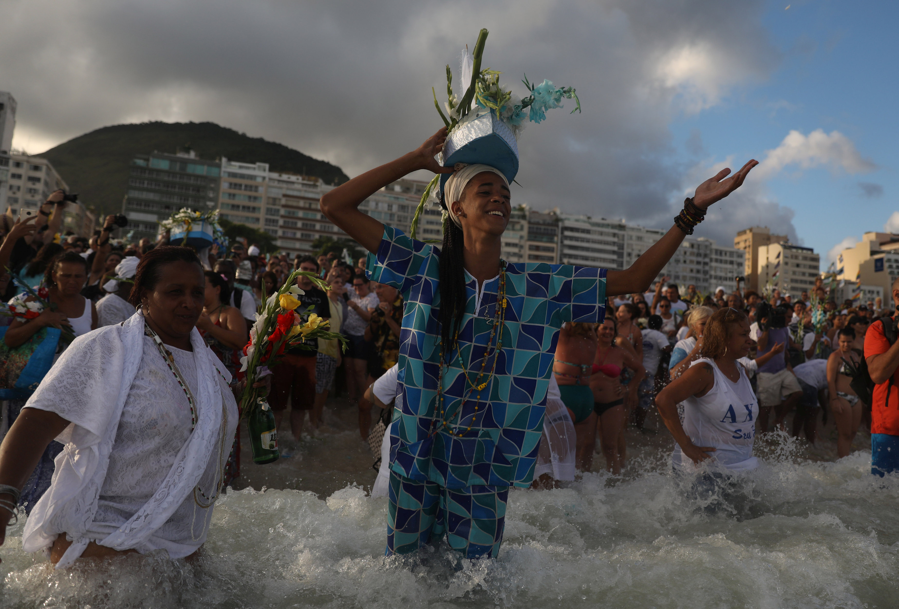  جميلات البرازيل على الشواطئ احتفالا بالعام الجديد (1)