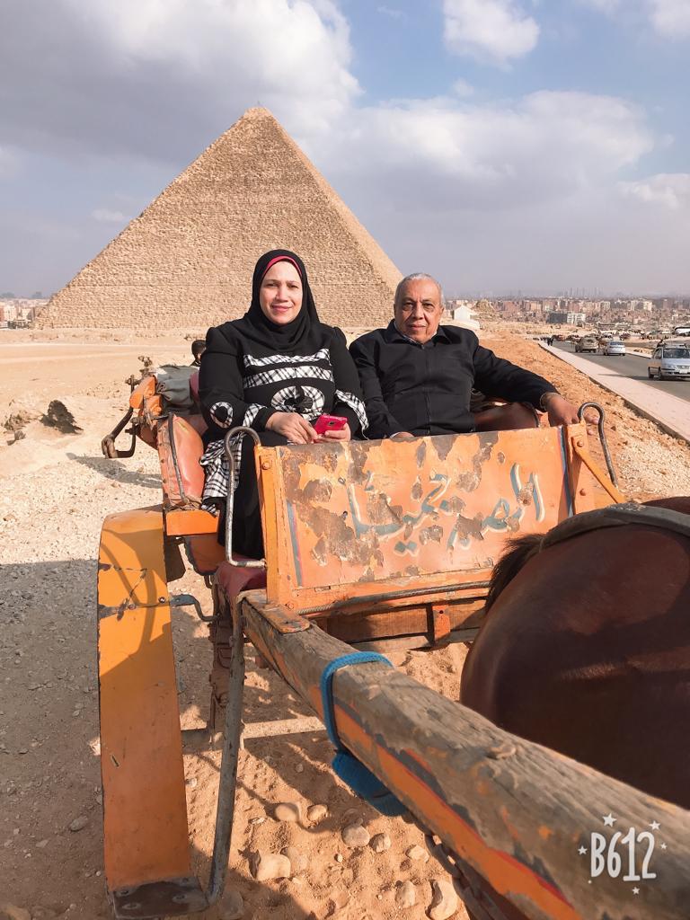 القارئ عمر عبد المعبود مع زوجته فى الهرم