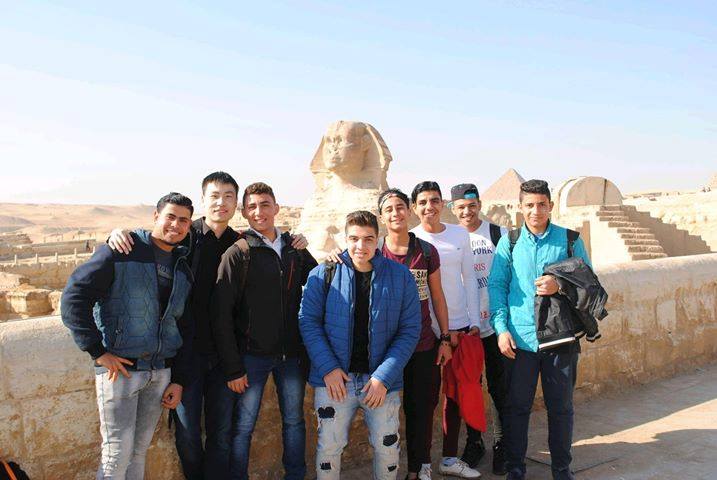 القارئ احمد الزيات فى زيارة مع اصدقائه للاهرامات