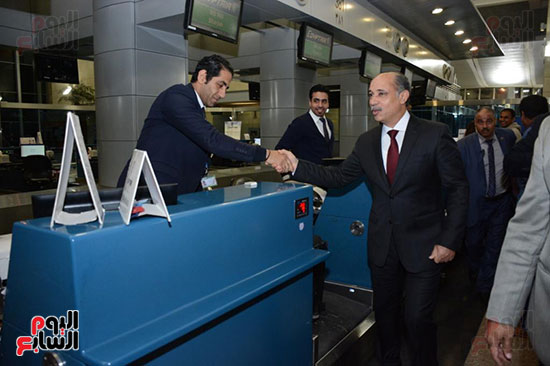 وزير الطيران يتفقد مطار القاهرة ويهنئ العاملين والمسافرين بالعام الجدید (2)