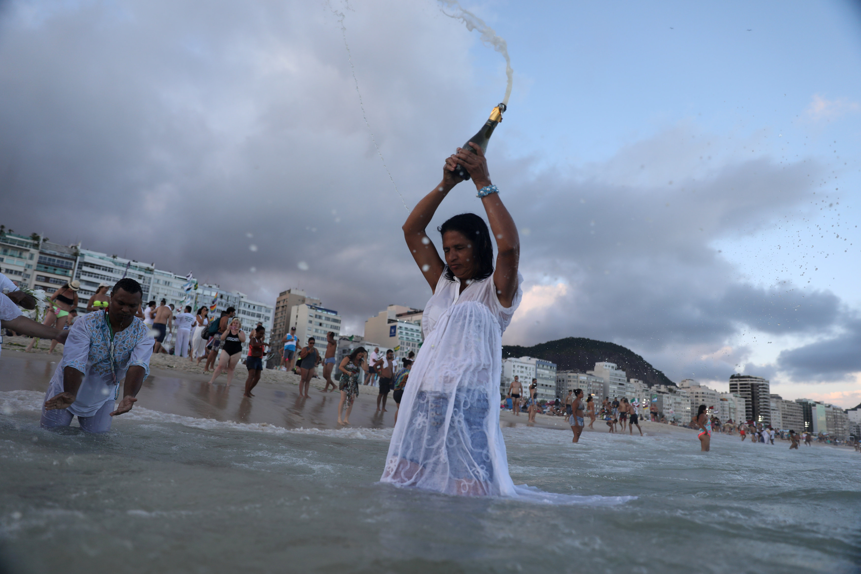  جميلات البرازيل على الشواطئ احتفالا بالعام الجديد (7)