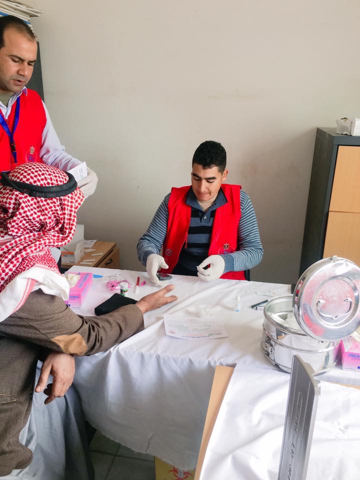 أهالى شمال سيناء اثناء أجرائهم الكشوفات الطبية بحملة 100 مليون صحة (1)
