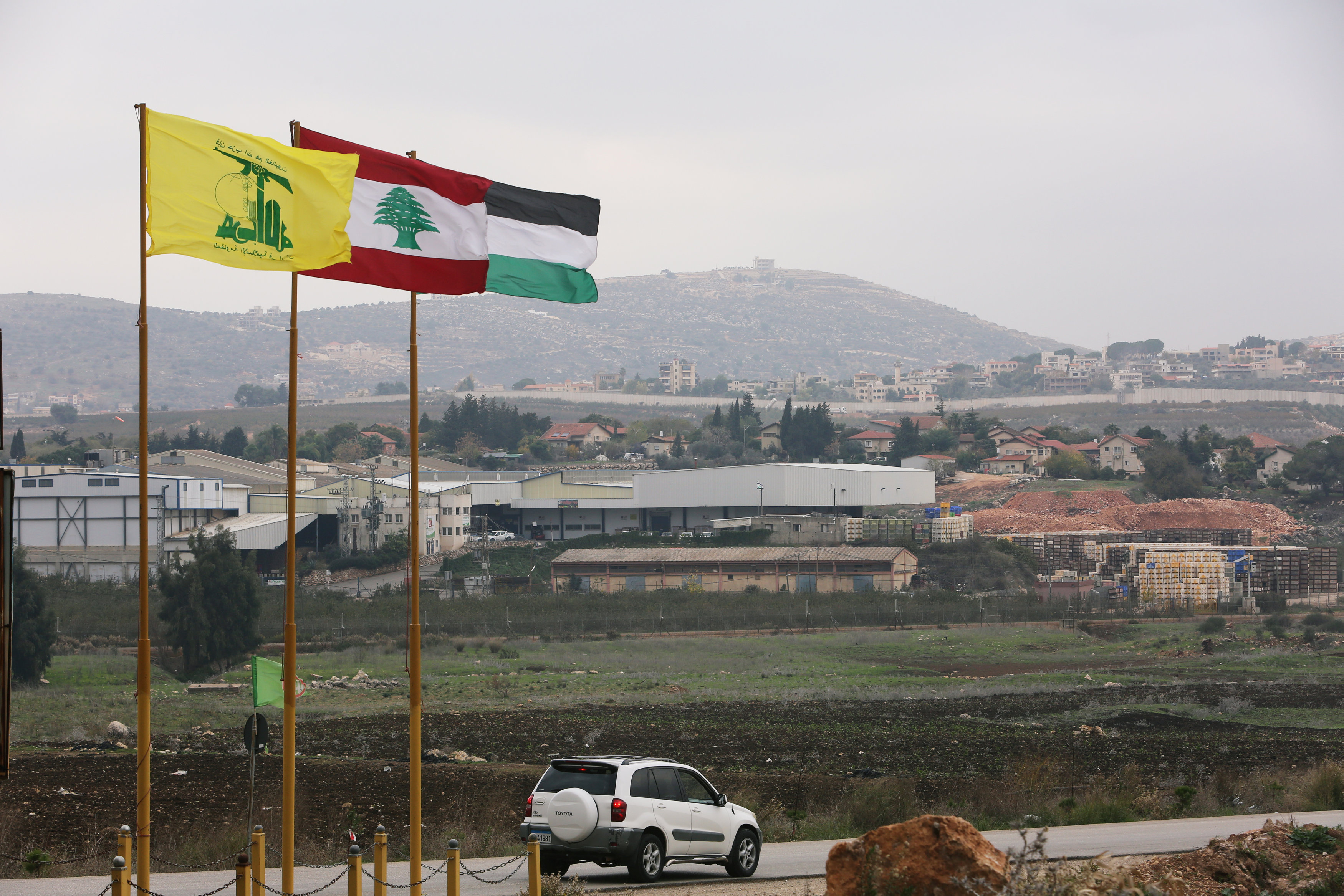 أعلام لبنان وفلسطين وحزب الله فى المنطقة الحدودية