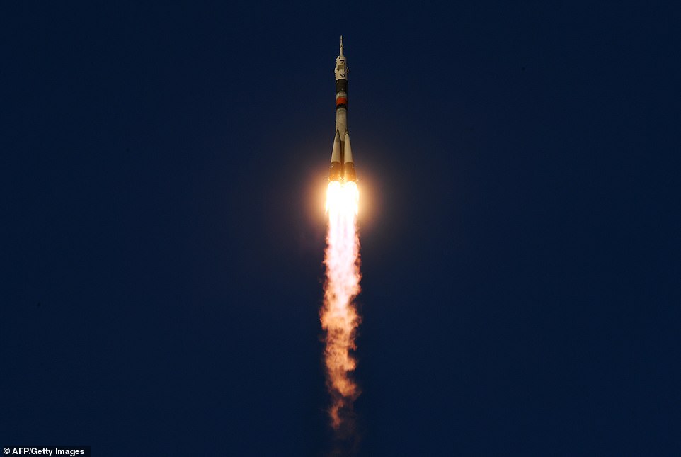 الصاروخ سويوز خلال رحلته أمس إلى محطة الفضاء (5)