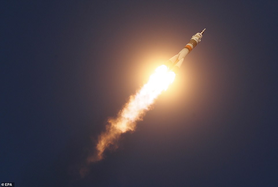 الصاروخ سويوز خلال رحلته أمس إلى محطة الفضاء (4)