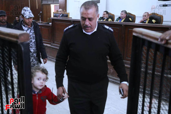 قاضى داعش إسكندرية يسمح لطفل بلقاء والده داخل القفص (5)