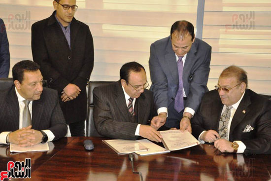 حسن راتب يوقع عقد شراء أرض الجامعة الدولية بالعاصمة الإدارية (22)