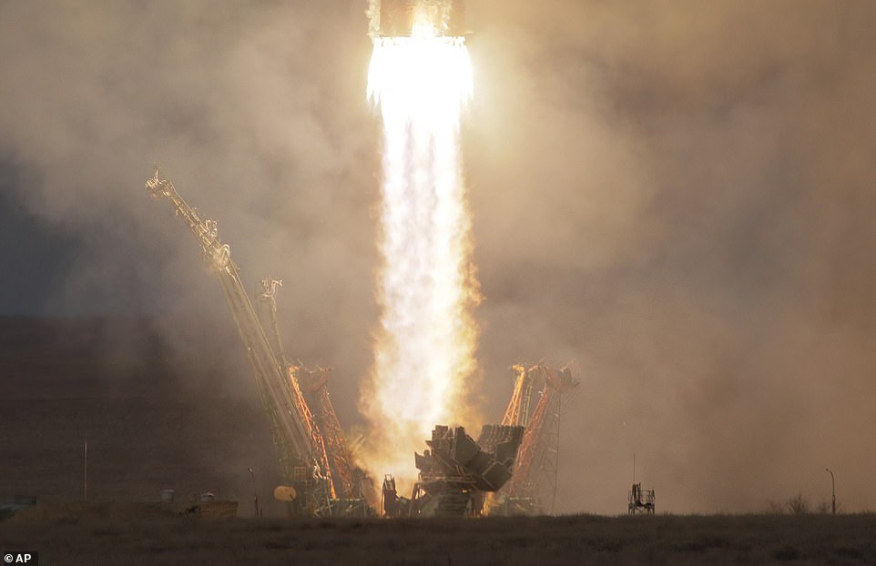 الصاروخ سويوز خلال رحلته أمس إلى محطة الفضاء (3)