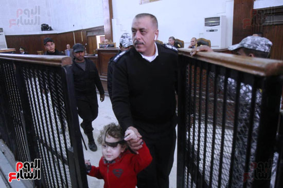 قاضى داعش إسكندرية يسمح لطفل بلقاء والده داخل القفص (4)