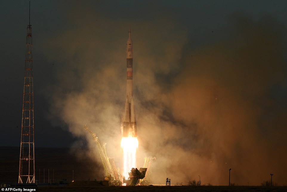 الصاروخ سويوز خلال رحلته أمس إلى محطة الفضاء (2)
