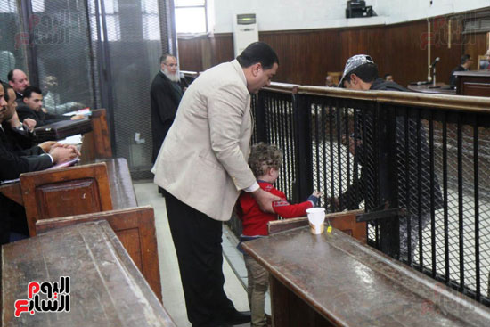 قاضى داعش إسكندرية يسمح لطفل بلقاء والده داخل القفص (1)